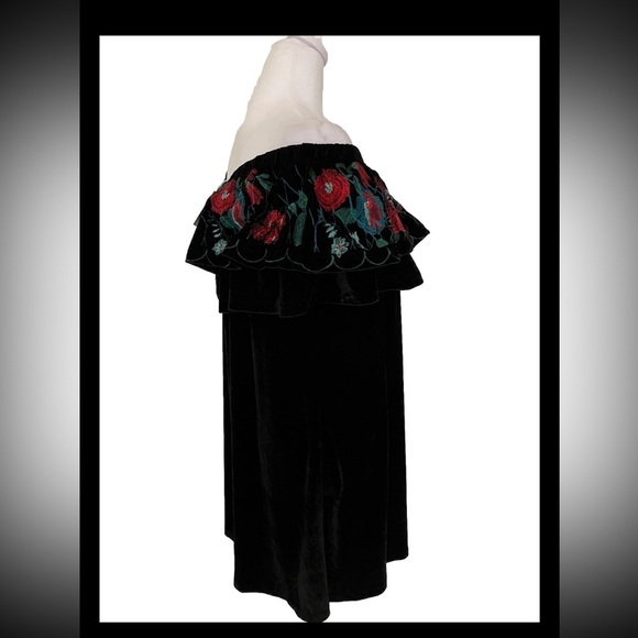 Umgee USA Off Shoulder Black Velvet With Embroidered Detail S NWT - Picture 5 of 7